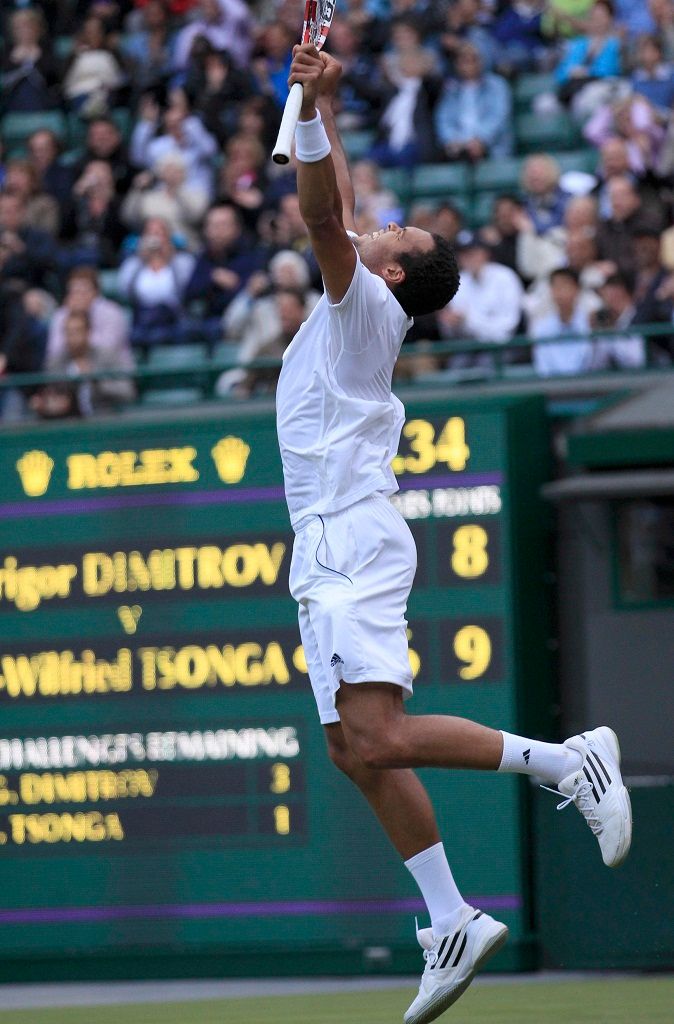 Zajímavou kreaci předvedl po výhře nad Bulharem Dimitrovem Francouz Jo-Wilfried Tsonga. Nejprve klasické ruce k nebi... | Foto: Reuters