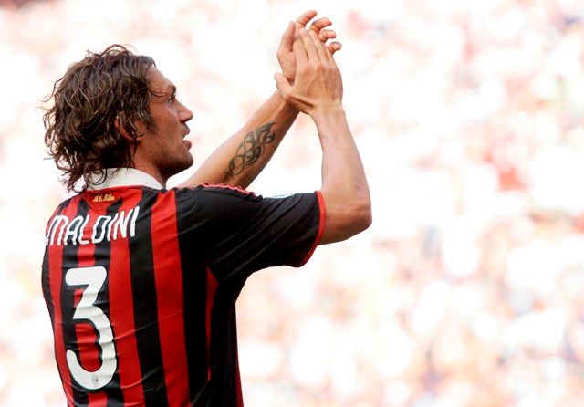 Paolo Maldini ukončil svoji bohatou kariéru v zápase s AS Řím. | Foto: Reuters