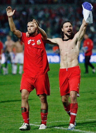 Marek Jankulovski a Tomáš Ujfaluši zdraví české fandy po vítězsvtí v Bratislavě. | Foto: Reuters