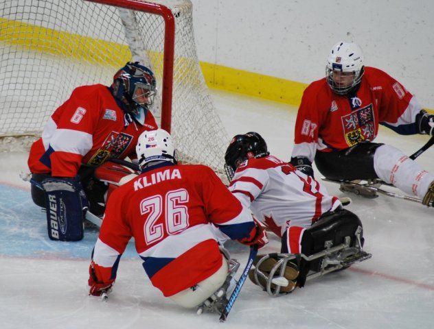 Souboj před českou brankou | Foto: Aktuálně.cz