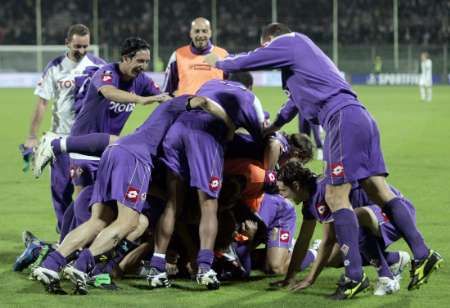 Vidíte Tomáše Ujfalušiho? Penaltu sice nekopal, ale za Fiorentinu odehrál celý zápas, a přispěl tak k postupu nad Groningenem. | Foto: Reuters