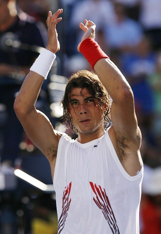 Rafael Nadal děkuje fanouškům po vyhraném osmifinále US Open proti Američanu Querreymu. | Foto: Reuters