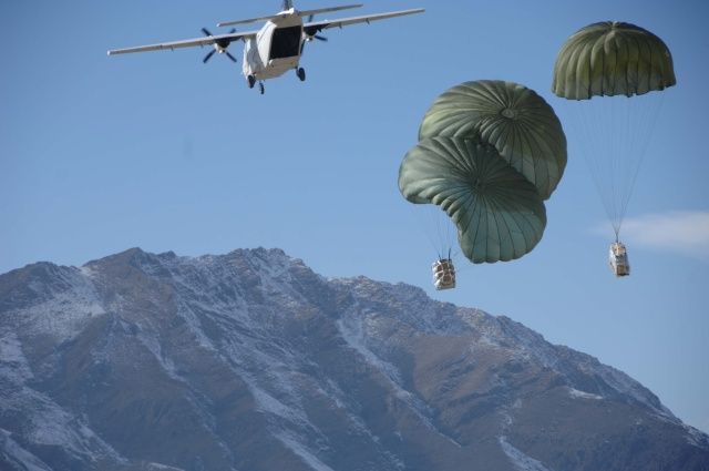 Letadlo Blackwateru shazuje zásoby americkým jednotkám v Afghánistánu | Foto: John P. Ledington