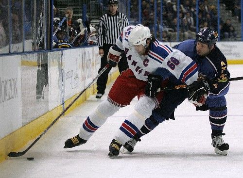 Kapitán Rangers Jaromír Jágr (vlevo) v souboji s atlantským Alexejem Žitnikem v prvním zápase prvního kola play off NHL. | Foto: Reuters