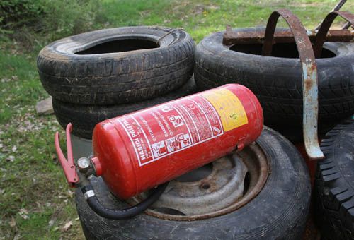 I starý hasicí přístroj a mnoho pneumatik s disky se nešly na březích Orlíku. | Foto: Ondřej Besperát, Aktuálně.cz