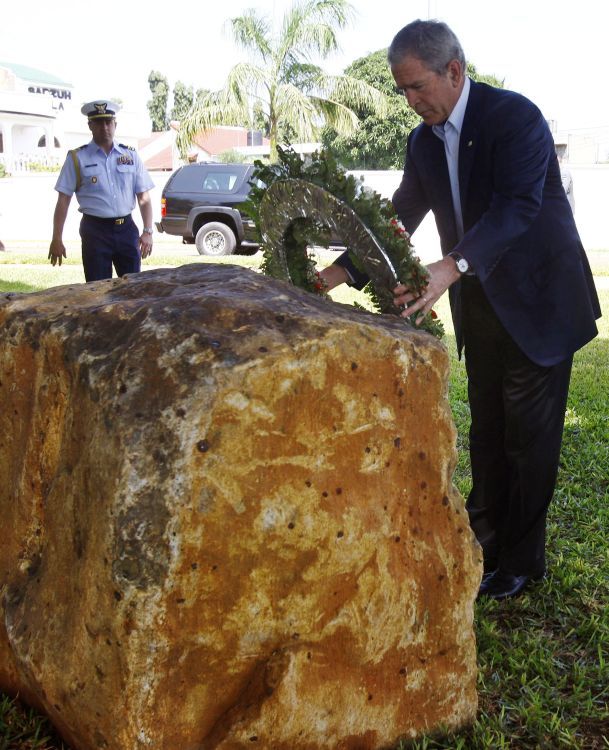 Bush pokládá věnec na památník obětem bombardování americké ambasády z roku 1998. Dar es Salaam, 17.2.2008 | Foto: Reuters