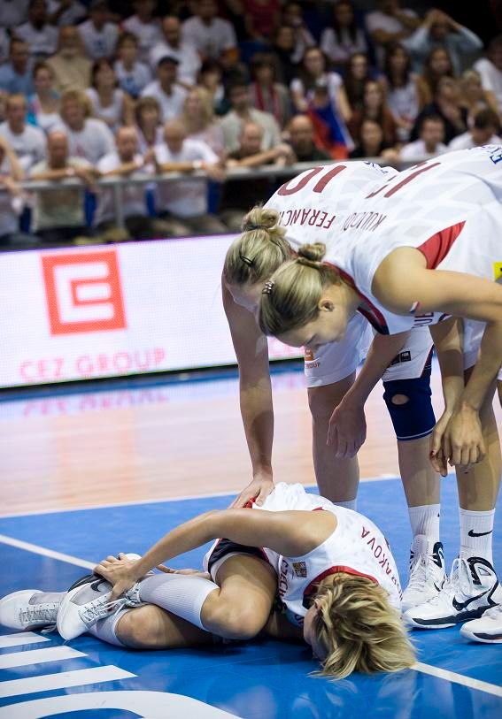 Zraněná Hana Horáková během zápasu s Koreou. | Foto: www.cbf.cz