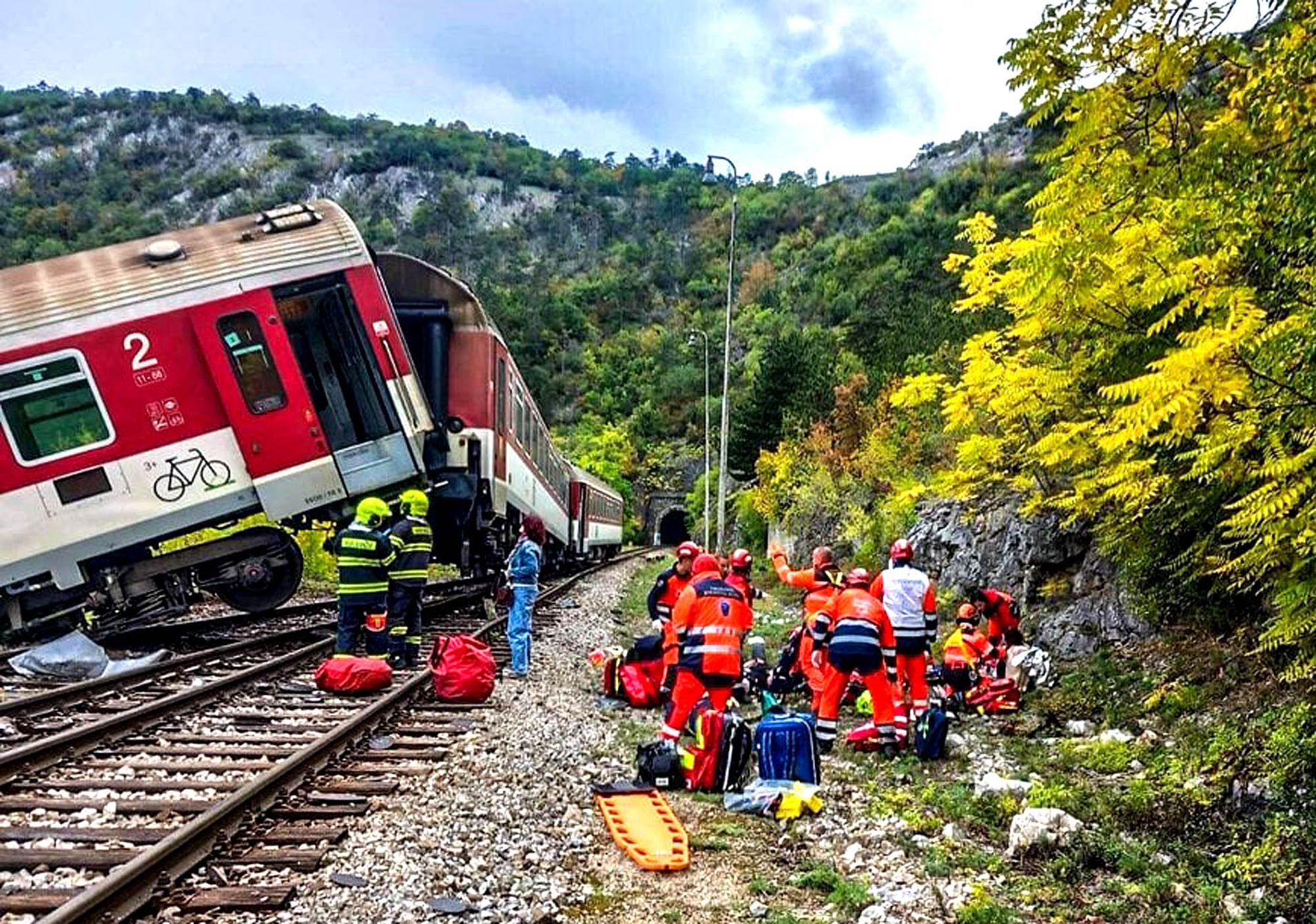 Nejsou peníze ani na základ. Slovenské železnice jsou nebezpečné, Fico má problém