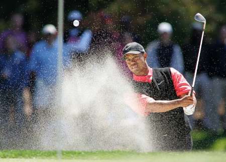 Tiger Woods na sedmém greenu na turnaji v Ponte Vedra Beach | Foto: Reuters