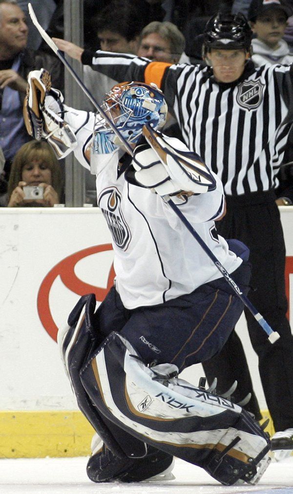 Brankář Edmontonu Oilers Mathieu Garon se raduje poté, co zlikvidoval nájezd Anze Kopitara z Los Angeles Kings a definitivně tak rozhodl o vítězství svého týmu 4:3. | Foto: Reuters