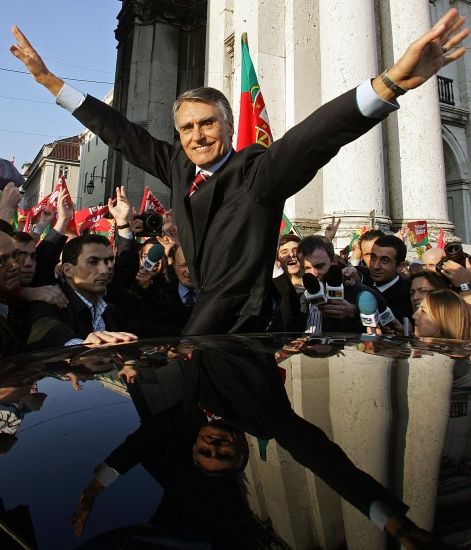 Aníbal Cavaco Silva zdraví své příznivce ze svého auta v poslední den prezidentské kampaně, 20. ledna 2006 | Foto: J.M. Ribeiro, Reuters