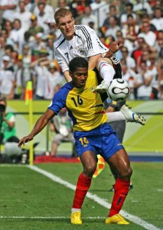 Němec Bastian Schweinsteiger v souboji o míč s Ekvádorcem Luisem Antonio Valenciou. | Foto: Reuters