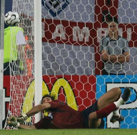 Italský gólman Buffon naráží hlavou do tyčky při krytí střely Ukrajinců. | Foto: Reuters