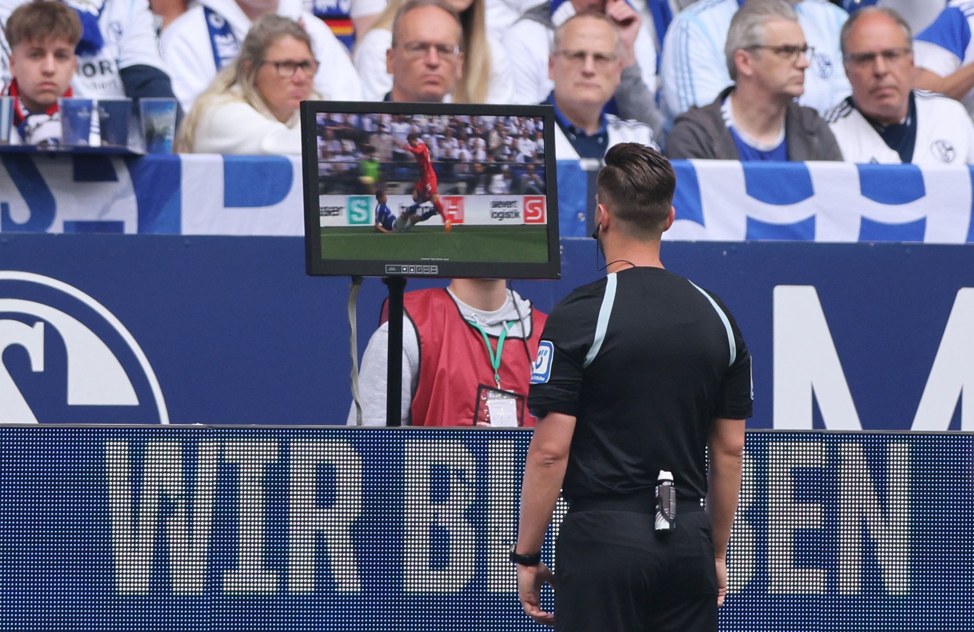 Revolution in Deutschland.  VAR wird auch für die Fan- und Schiedsrichterkommunikation veröffentlicht