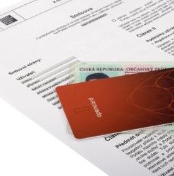 24. 11. - Praha prodělala téměř miliardu na Opencard -  Nezávislý audit ukázal, že elektronické jízdenky Opencard přišly Prahu na asi 888 milionů korun, příjmy z nich jsou ale nulové, ačkoli původní plány počítaly s tím, že začnou generovat zisk už v roce 2008. Podle vyjádření auditorů byl odhad příjmů už od počátku nerealistický, subjekty zainteresované v projektu ho značně přecenily. Neúspěch ambiciózního projektu, který mimo jiné slouží Pražanům jako nový typ předplatného pro MHD, vyvolal vlnu napětí v nejvyšších patrech pražské politiky. Připomeňte si tuto událost ve článku zde | Foto: opencard.cz