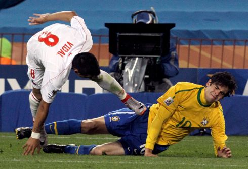 Kaká poznal tvrdost fotbalu po zákroku Vidala. | Foto: Reuters