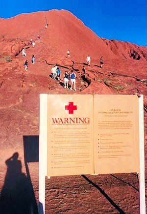 Varování návštěvníků před výstupem na Uluru. Místní zachranáři si stěžují na turisty, kteří přecení své síly a uprostřed výstupu zkolabují. | Foto: Lee M