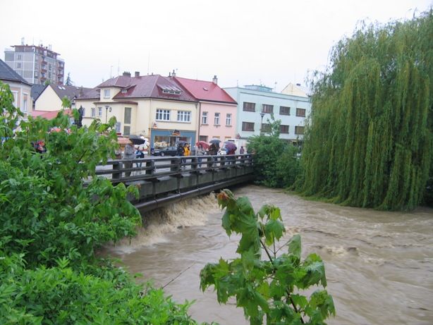 Valašské Meziříčí - vyfotografováno v 8.30 po poklesu vody o 30 cm. Voda zatím klesá. | Foto: Jaroslav Indrák