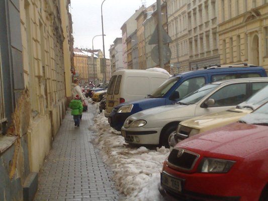 Ulicí chodí maminky s dětmi často | Foto: Hana Pecinová