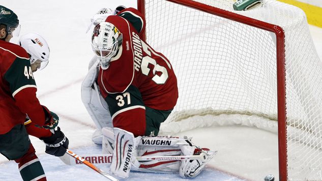 Brankář Minnesoty Josh Harding trpí roztroušenou sklerózou. | Foto: Reuters