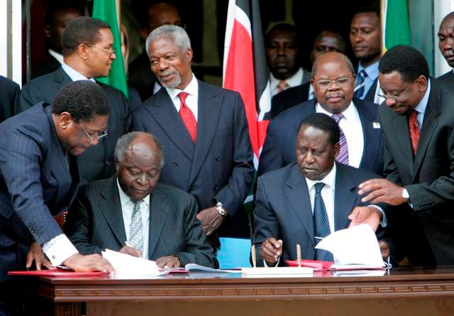 Prezident Mwai Kibaki (vlevo) a opoziční předák Rail Odinga podepisují přelomovou dohodu | Foto: Reuters