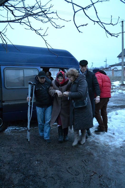 "Z ostřelované oblasti nedaleko doněckého letiště jsme pomohli evakuovat 330 lidí. Hradili jsme benzín a náklady spojené s autobusovou dopravou," říká koordinátorka humanitárních programů Člověka v tísni ve Slavjansku Kateřina Kodysová. | Foto: Člověk v tísni