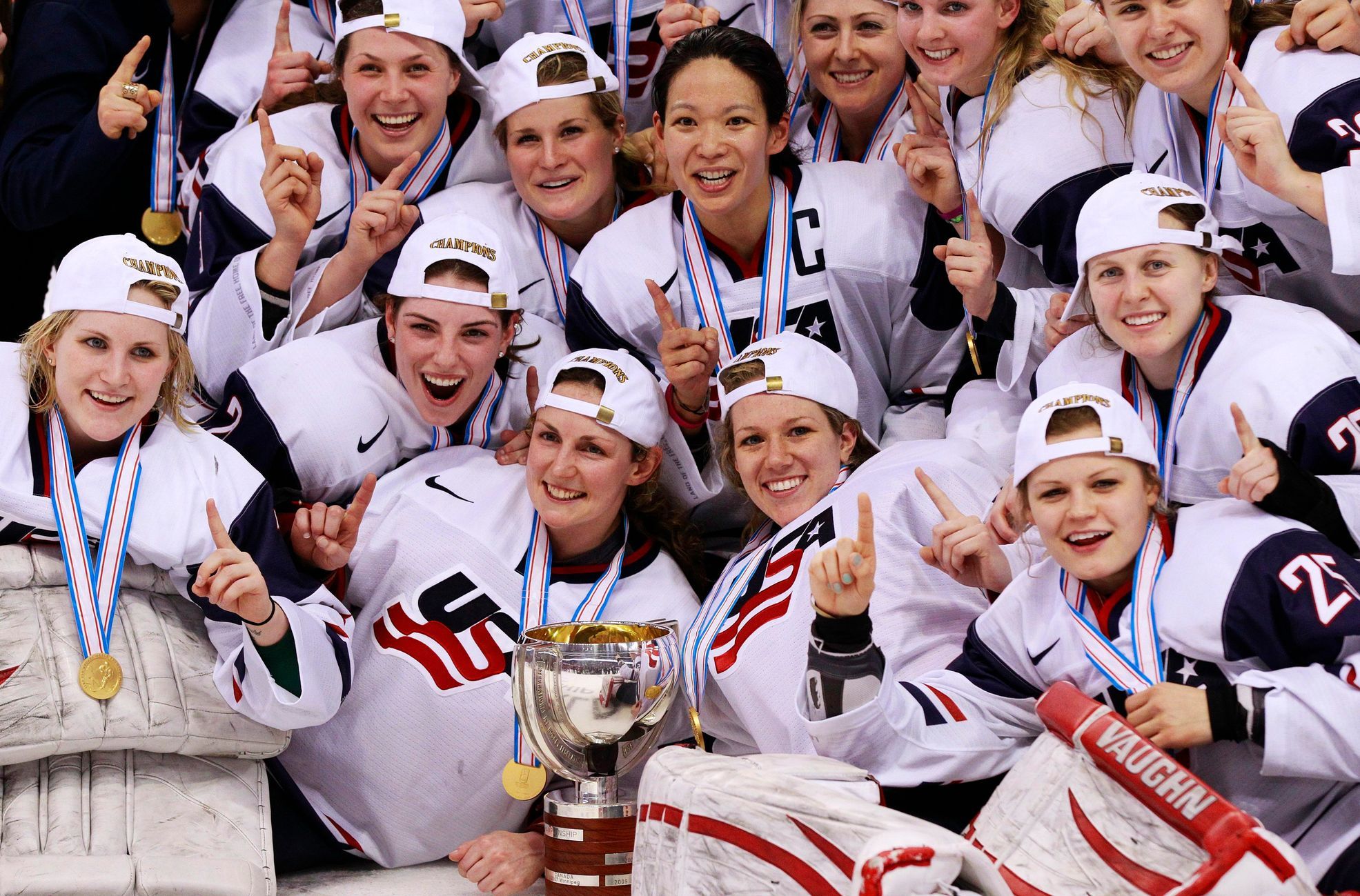 Сборная команда сша. Женская сборная США по хоккею с шайбой. Женская хоккейная сборная США. Женская сборная США по хоккею с шайбой хоккеистки США. Канадская хоккеистка Нэнси Дролет.