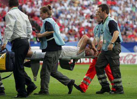 Zraněný Jan Koller opouští hřiště na nosítkách. | Foto: Reuters