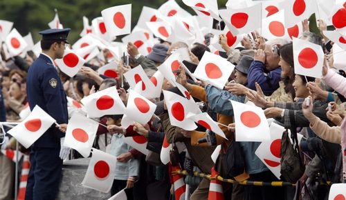 Lidé zdraví princeznu Sajako, která se dnes v Tokiu vdávala. | Foto: Reuters