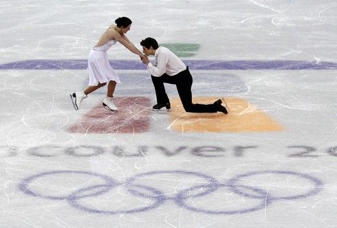 Kanaďané Tessa Virtueová a Scott Moir po vítězné jízdě | Foto: Sport