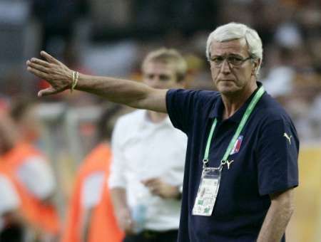 Italský kouč Marcello Lippi gestikuluje při semifinále MS s Německem. | Foto: Reuters