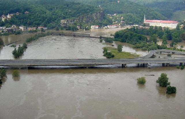 Zaplavený Děčín v srpnu v roce 2002. | Foto: Vodohospodářský dispečink státního podniku Povodí Labe