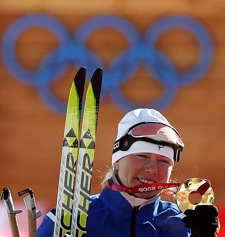 Kristina Šmigunová se zlatou medailí ve skiatlonu. | Foto: Aktuálně.cz