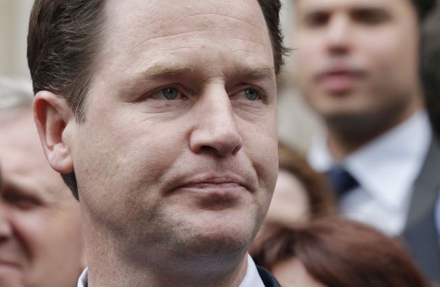 Předseda liberálních demokratů Nick Clegg byl v letech 1999 až 2004 poslancem Evropského parlamentu. Po volbách důvody k úsměvům neměl, očekával mnohem lepší výsledek. | Foto: Reuters