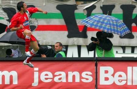 Adrian Mutu z Juventusu slaví gól proti Sieně. | Foto: Reuters