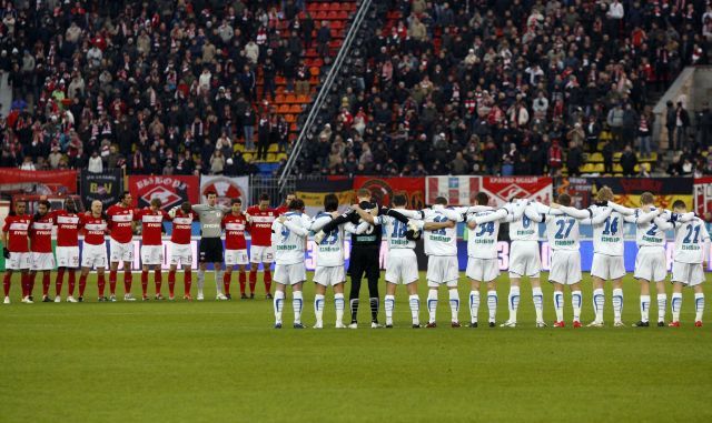 Fotbalisté Zenitu Petrohrad a Spartaku Moskva drželi před nedělním vzájemným zápasem minutu ticha za oběti pátečního výbuchu. | Foto: Reuters