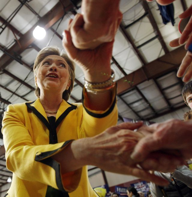 Hillary Clintonová se zdraví s příznivci v Texasu. | Foto: Reuters