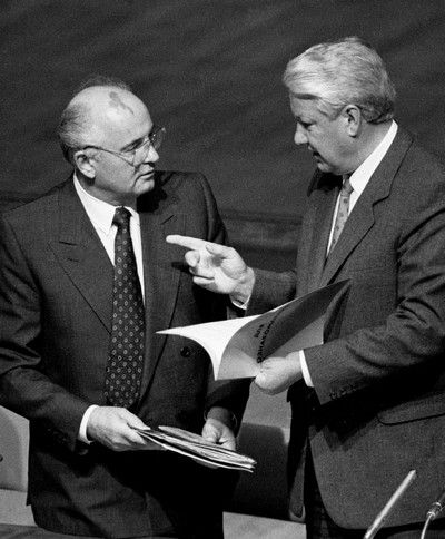 Boris Jelcin a Michail Gorbačov v roce 1991. | Foto: Reuters