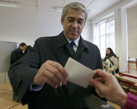 Portugalský premiér José Socrates, jehož vláda legalizaci interrupcí podporuje, odevzdává svůj hlas ve volební místnosti ve městě Covilha v centru Portugalska. | Foto: Reuters