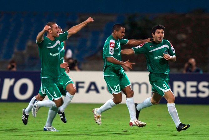 Vladimir Dvališvili oslavuje gól Maccabi Haifa do sítě Salcburku v předkole Ligy mistrů. | Foto: Reuters