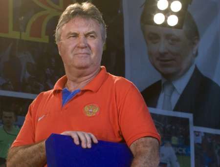 Trenér fotbalistů Ruska Guus Hiddink se usmívá při slavnostním přivítání s fanoušky v Moskvě. | Foto: Reuters