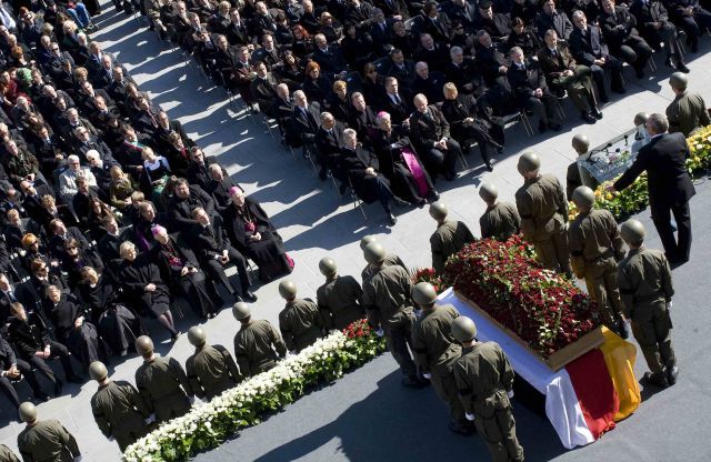 Na obřadu promluvil rakouský kancléř Alfred Gusenbauer. | Foto: Martin Novák, Reuters