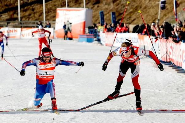 Michal Šlesingr (vpravo) při napínavém finiši v Holmenkollenu | Foto: Reuters