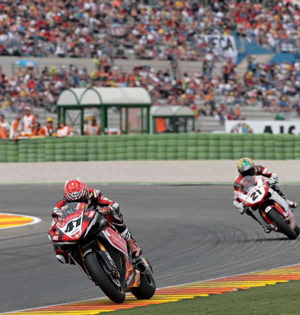 Noriyuki Haga si jede pro vítězství před Troyem Baylissem ve druhé jízdě závodů superbike ve Valencii. | Foto: Tomáš Adamec, Aktuálně.cz