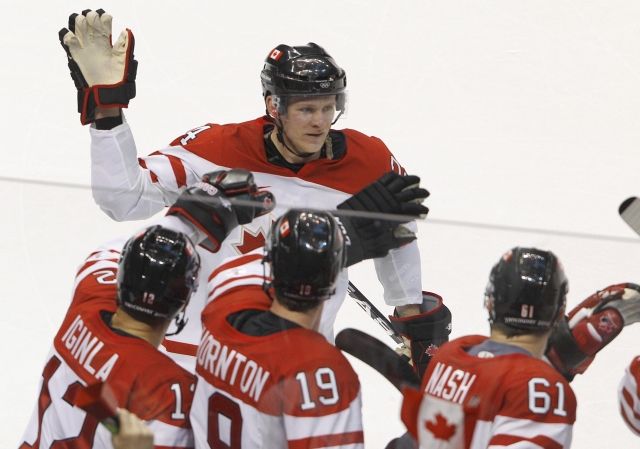 Perry se raduje z vedoucího gólu Corey Kanady. | Foto: Reuters