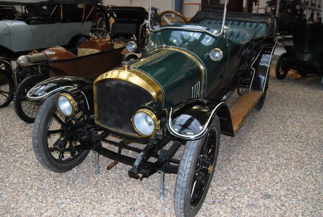 V expozici je i řada rarit. Například nejstarší dochovaný vůz značky Audi z roku 1911. Navíc je kompletní, protože ho majitel na začátku 1. světové války v obavě před zrekvírováním rozebral a schoval na půdě, kde vydržel 40 let. | Foto: Radek Pecák