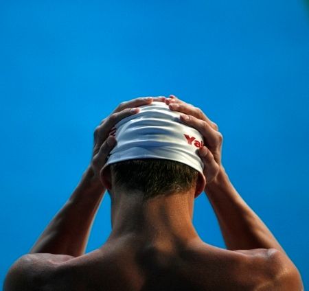 Američan Michael Phelps se soustředí před závodem štafet. | Foto: Reuters