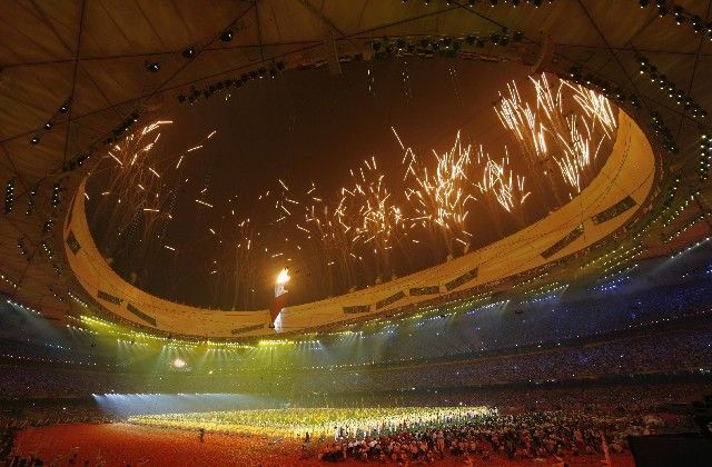 Závěrečný ceremoniál paralympijských her v Ptačím hnízdě hýřil barvami. | Foto: Reuters