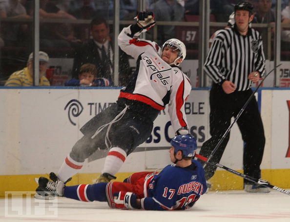 Alexander Ovečkin vs Brandon Dubinsky | Foto: Reuters