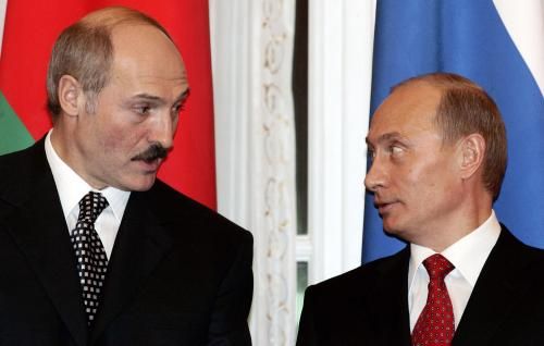 Alexandr Lukašenko a Vladimir Putin během schůzky v Konstantinovském paláci u Petrohradu v lednu 2006 | Foto: Reuters